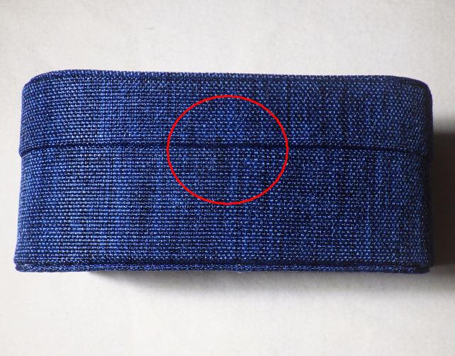 ○部分にマグネットが仕込んであるが、フタを固定するホックなどはなし