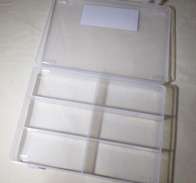 六区画に仕切られているが、仕切り板は固定のシンプルな造り