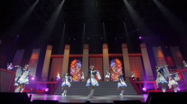 踊りながらアイドルたち(を演じる声優)がステージに配置され...