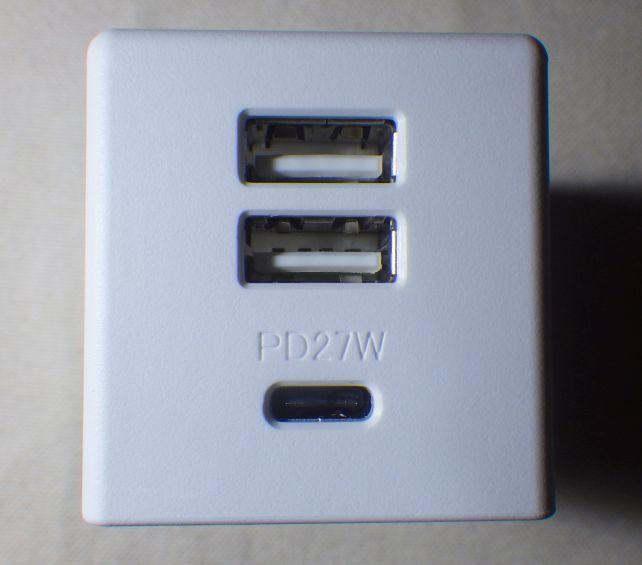 ポートはUSB-A×2＋Type-C。Type-CはUSB PD（27W）に対応。