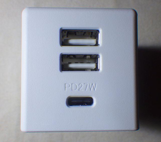 ポートはUSB-A×2+Type-C。Type-CはUSB PD(27W)に対応。