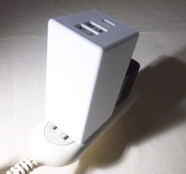 隣接のコンセント口をふさいでしまう。