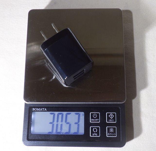 今まで使っていた2口USB-ACアダプタの30.5gに対して...