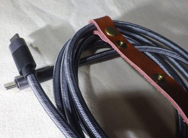 ケーブルタイをケーブルに固定したところ