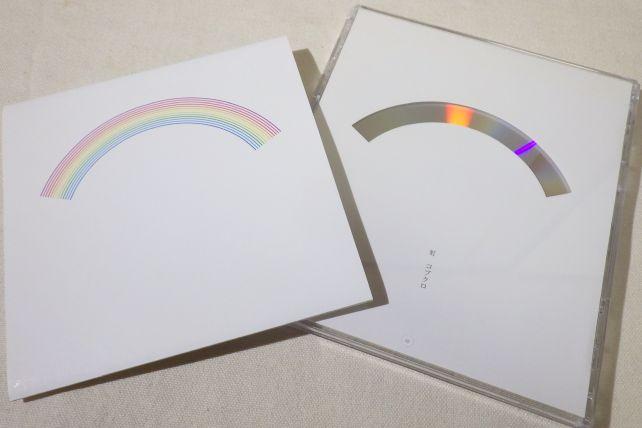 初回盤は中のディスクが見える装丁