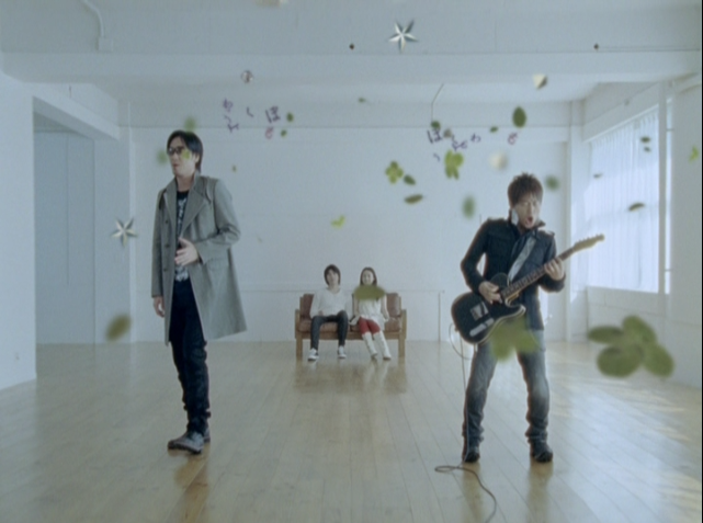 二人の歌う歌が、周囲に広がる演出も...