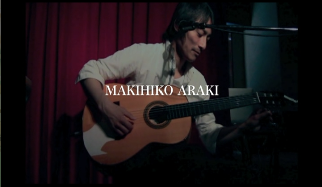 生ギターの色が違う部分はスラム奏法のやり過ぎ??