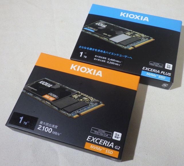 EXCERIA PLUS(上)と同G2。G2のオレンジに対して、PLUSは空色がテーマカラー。