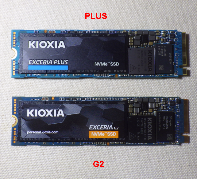 表側?から観るとコントローラーの色が違うほかはラベルくらいしか差異がなさそうだが...