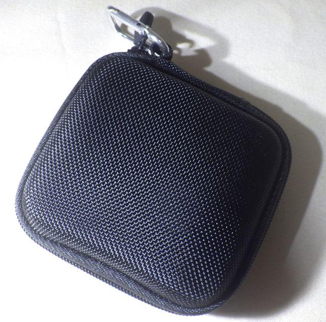 カラビナ付きのセミハードケース、表面は撥水加工。