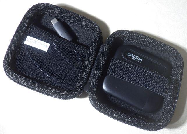 中はこういう使い方。ポケットにUSBケーブル、ゴムバンドがある方にSSD。