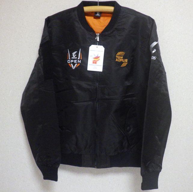 内側のオレンジ色は、着てファスナーを閉めると見えないので、派手ではない。