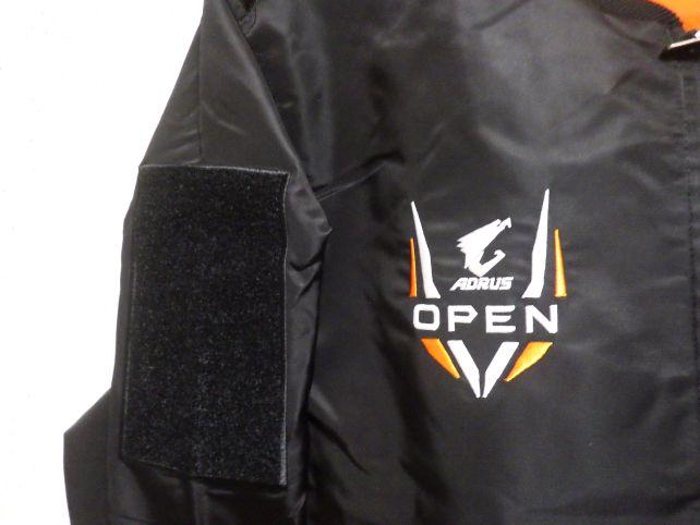 右胸には“”、右肩には大きめのワッペンベース。