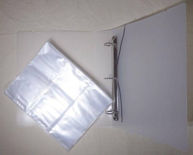 中身は3つ穴のバインダーになっている