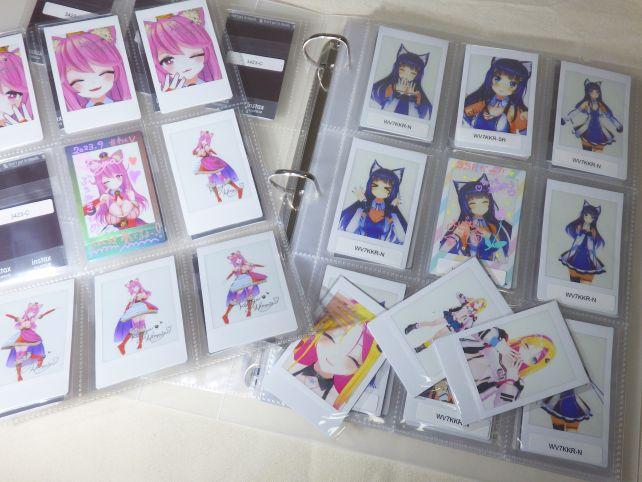 チェキはこういう感じで、1枚のフォルダに9枚ずつ×2(表裏)収納できる。