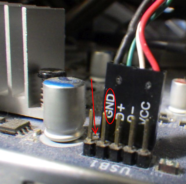 端が1ピン開いている「隣の」列がGND