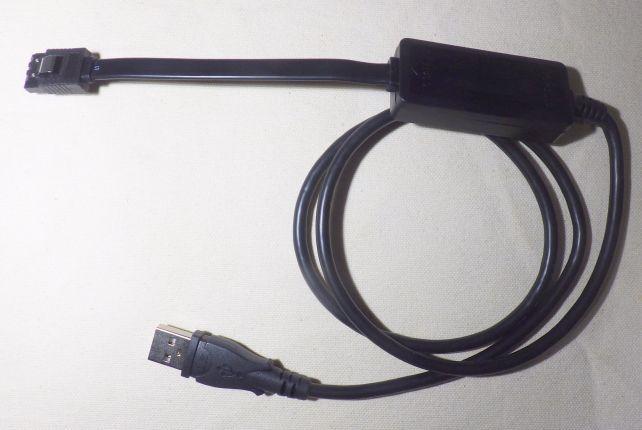 そして今回のキモとなる、SATA⇔USB 2.0変換ケーブル