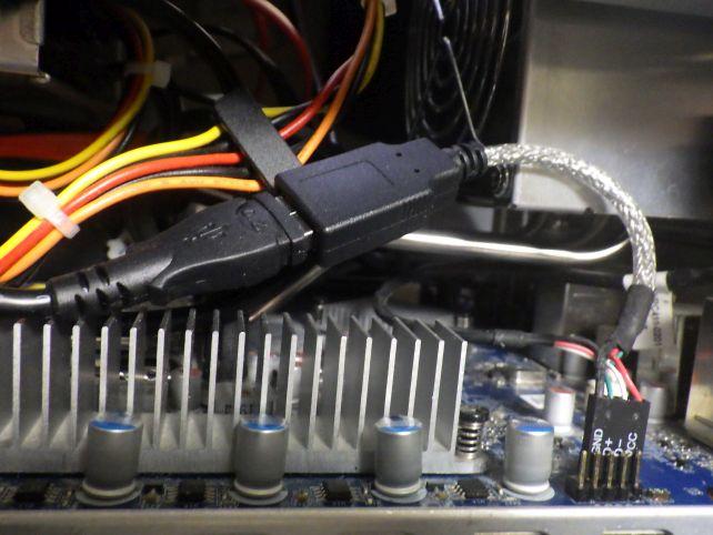 PC内部にUSBポートを作ったのを、こうして利用。