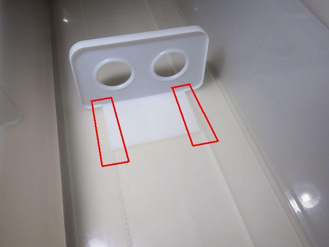 伊勢籐は単にL字型で▢でズレないようにはしているが、編める程度本を載せないと安定しない