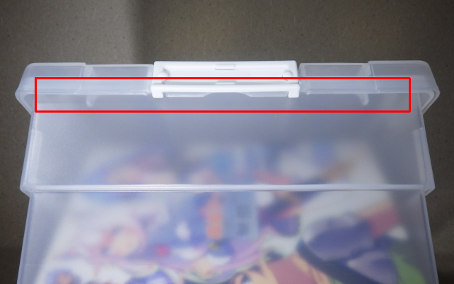 一方、本品はこの部分が薄くて指が入らず、「つまんで」持つ感じで、満載だとキツイ