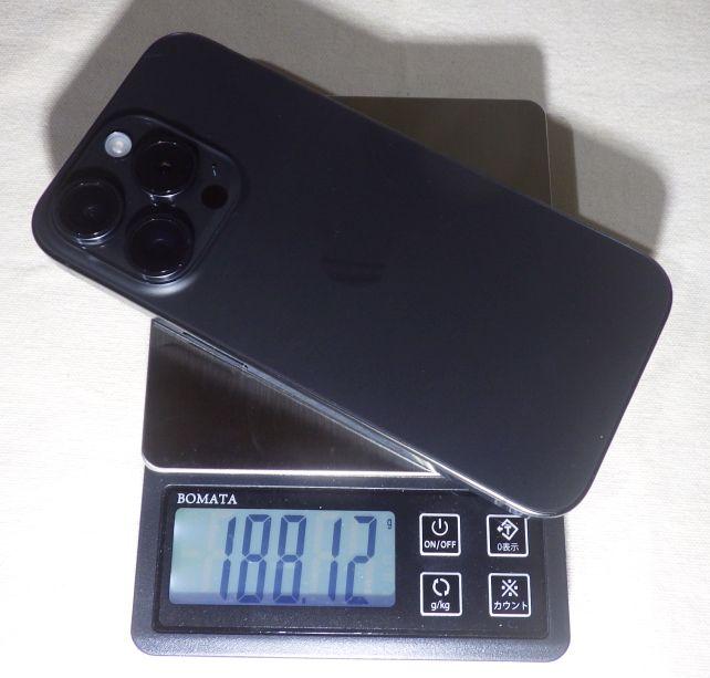 フィルム両面貼り付けたiPhone 15 Proが約188gだが...