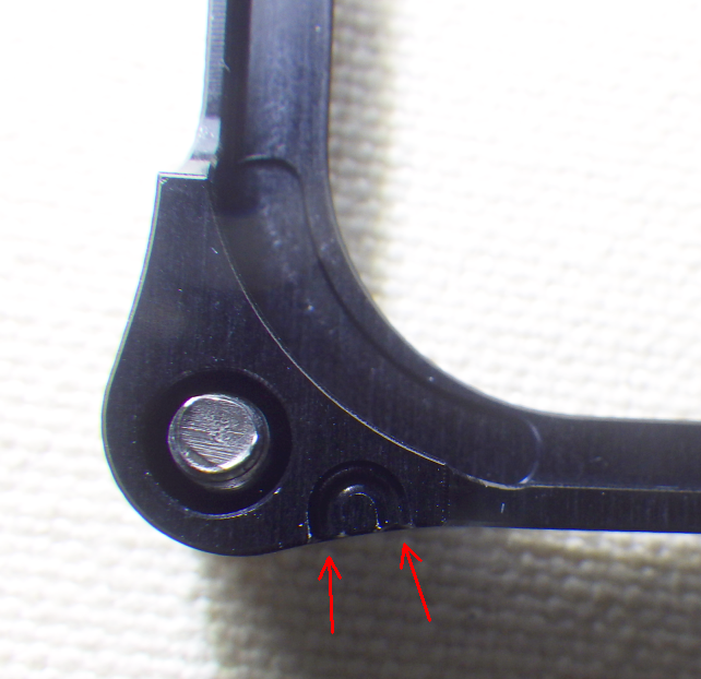 この溝に挟んで固定する