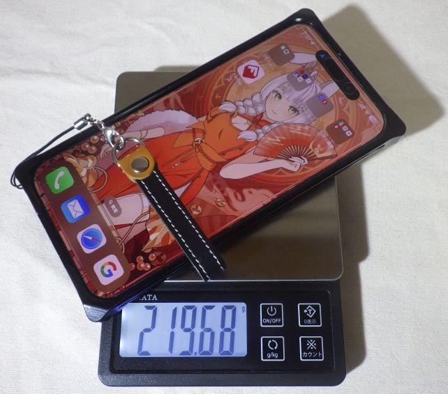iPhone 15 Pro本体に、両面の保護フィルムとケースとレンズカバー、ストラップで約220g。