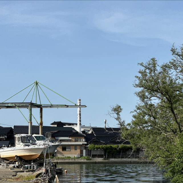 元画像。空の感じと機の雰囲気、白い船体のあたりに注目。