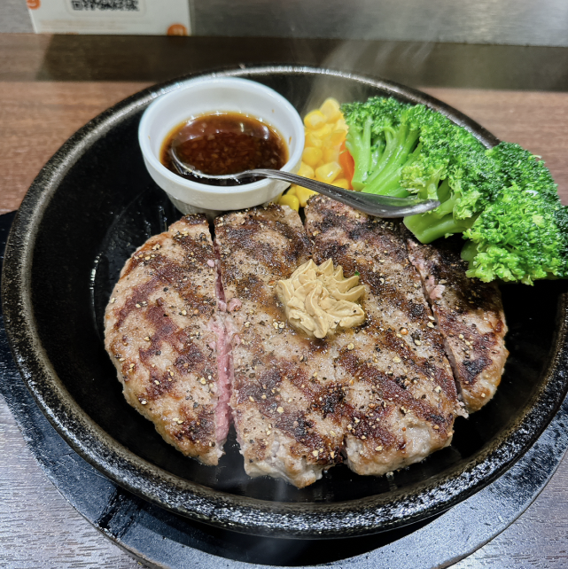 ※元画像。ハンバーグの温かみとブロッコリーの立体感と緑色の不自然感がないか否か。