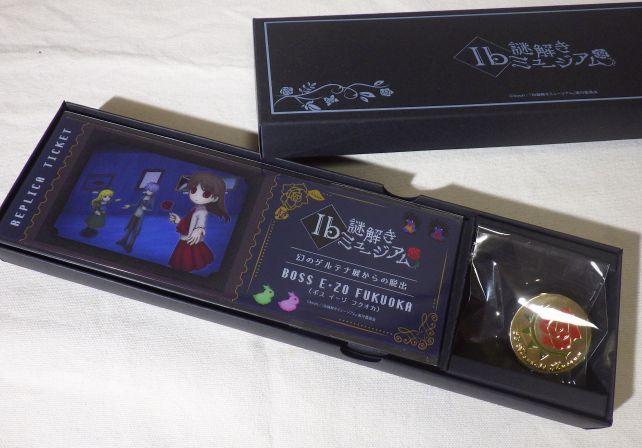 レプリカチケットと赤い薔薇のピンバッジ