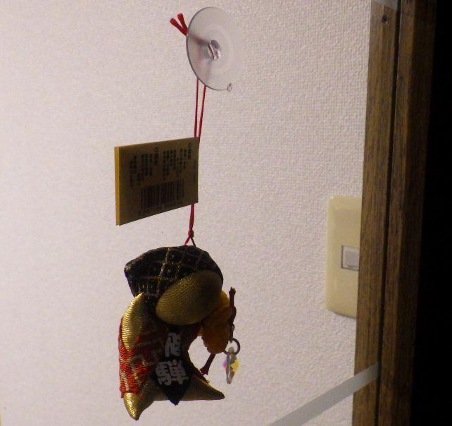 荒れた生活感溢れる部屋や、オサーンの顔が写り込む身バレ危険のガラスの反射を避けたらこんな逆行謎構図になってしまった...