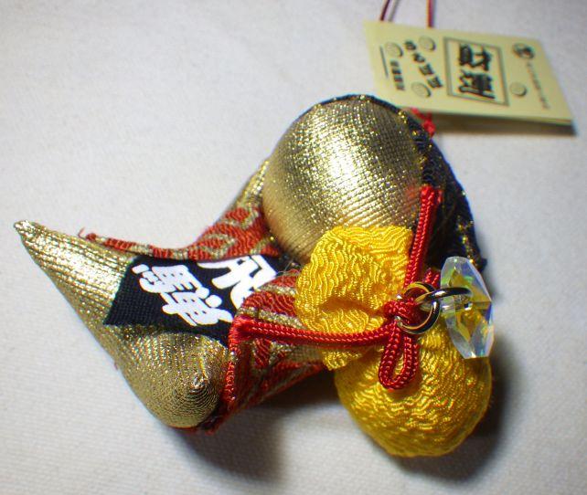 売り場にいくつかいたさるぼぼのうち、このコが一番肩に担いだ袋を落としそうになかったので選定