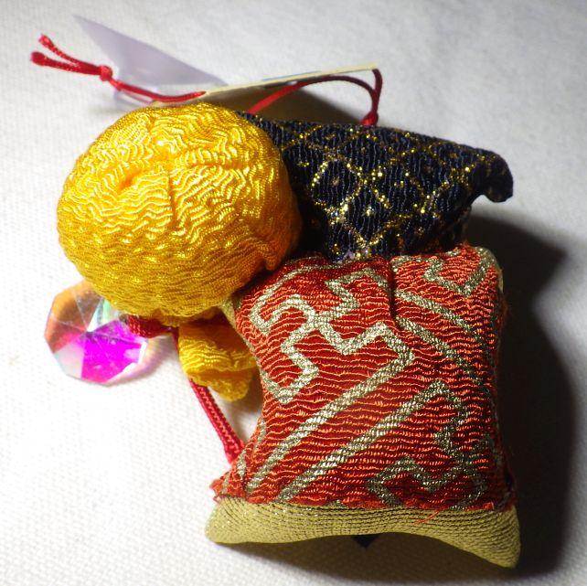 紺の頭巾と小豆色ちゃんちゃんこのコーディネイト。反転色のタイプもある。