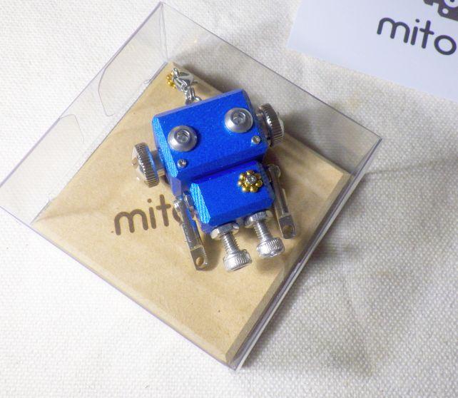 チャーム単体がこういう箱入りで届く。キーホルダー部分は別売。