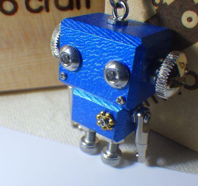 目は六角、耳はマイナス、頬?と勲章?はプラスと芸が細かい