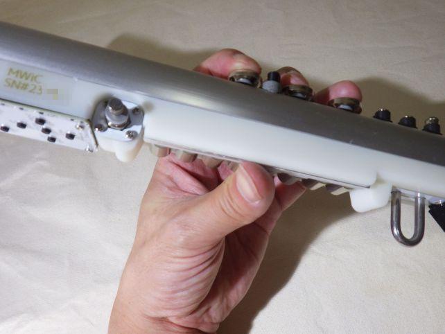 左手の親指はローラーによるオクターブチェンジが主な仕事