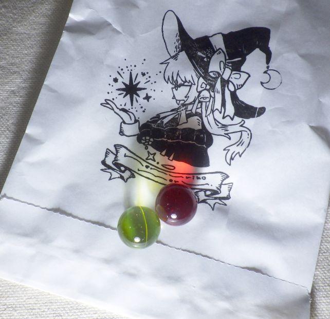 綺麗なビー玉が2つ。