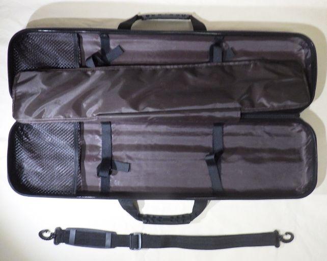 ショルダーストラップ付き、中にはロッドを留めるマジックテープあり。