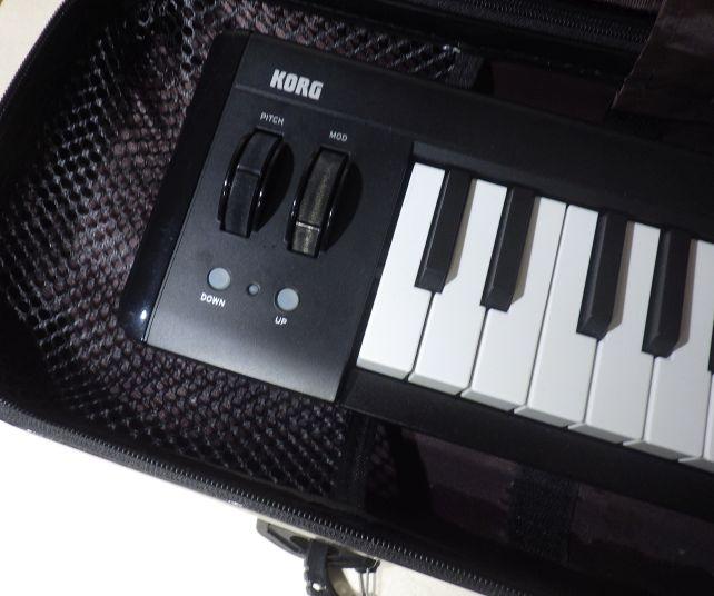 このメッシュポケットが片端についていて、その上に「乗る」感じになるので、不安定。