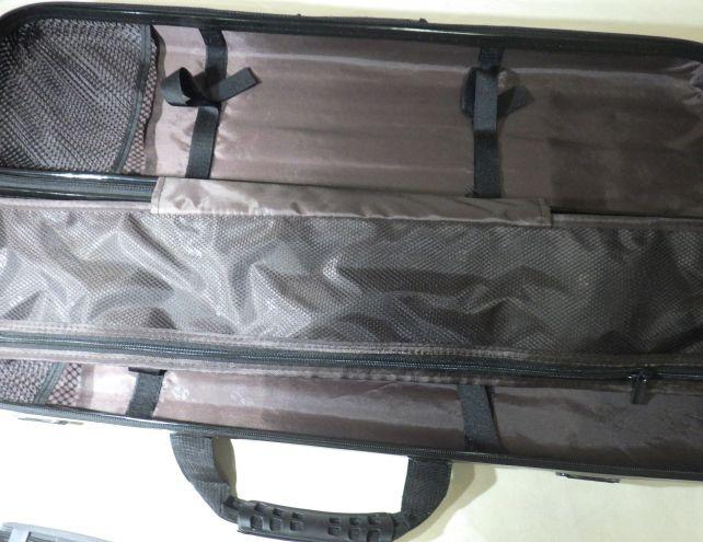 仕切り板?の裏側(表側?)はメッシュポケット。