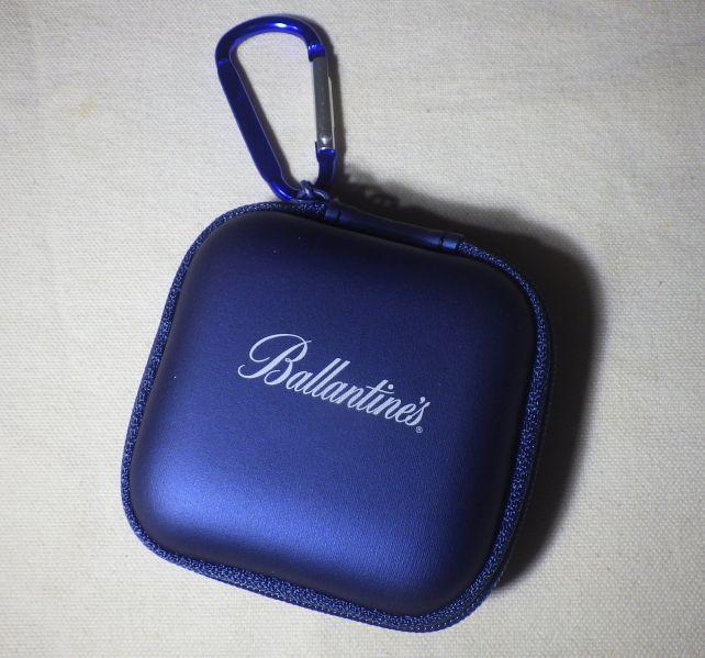 ケースはかなり「硬く」内容物を程度護れそう。