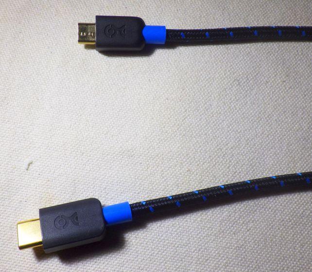 両端端子は金メッキ済。プラグの持ち手部分が、太くてケースと干渉しがち