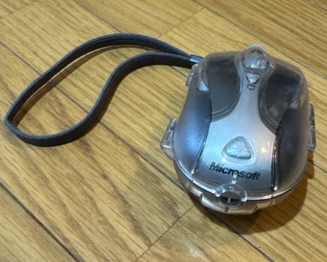 外部でのプレゼン時に持参できるよう、ストラップ付きのケース入り。