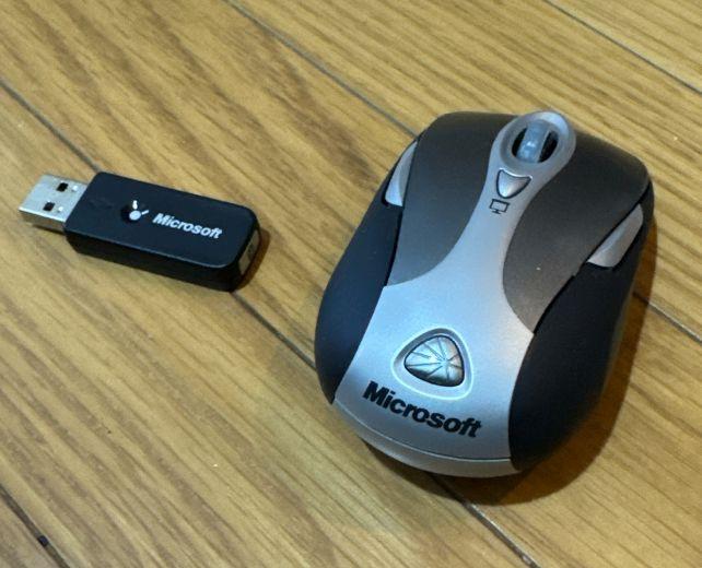 上から見ると多少多ボタンのワイヤレスマウスだが...(受信機でっかw)