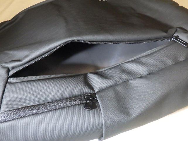 横から入れるポケット(左側が上部)。サイドポケットはもう少し外に欲しかった。