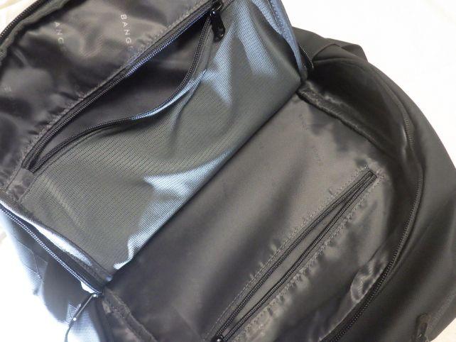 よく使う一番外側のポケットはメッシュだが、ここは強度が欲しかった。