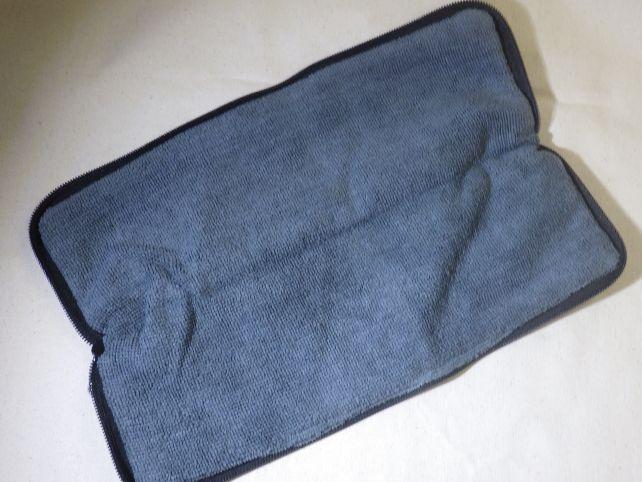 内側は洗車用タオルのような超吸水生地で乾かしやすいよう、フルオープンになる