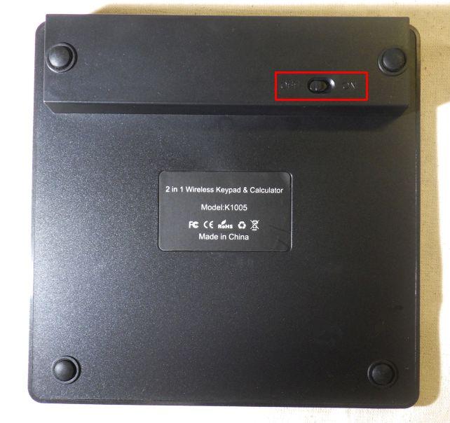 電源スイッチは裏側