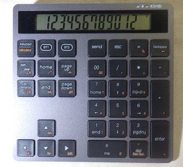 電卓は12桁。左上のキーで切り換える。オレンジの文字が電卓用。