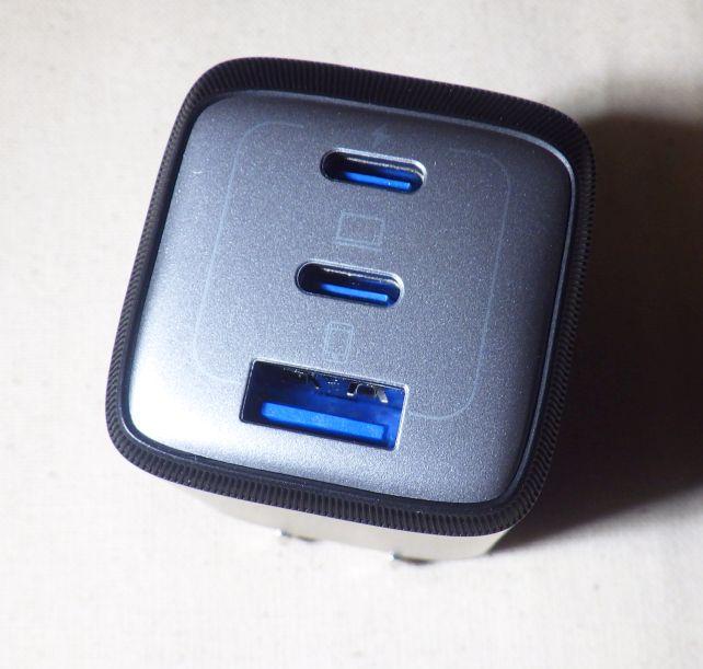 充電ポートはType-Cが2つとUSB-Aがひとつ。